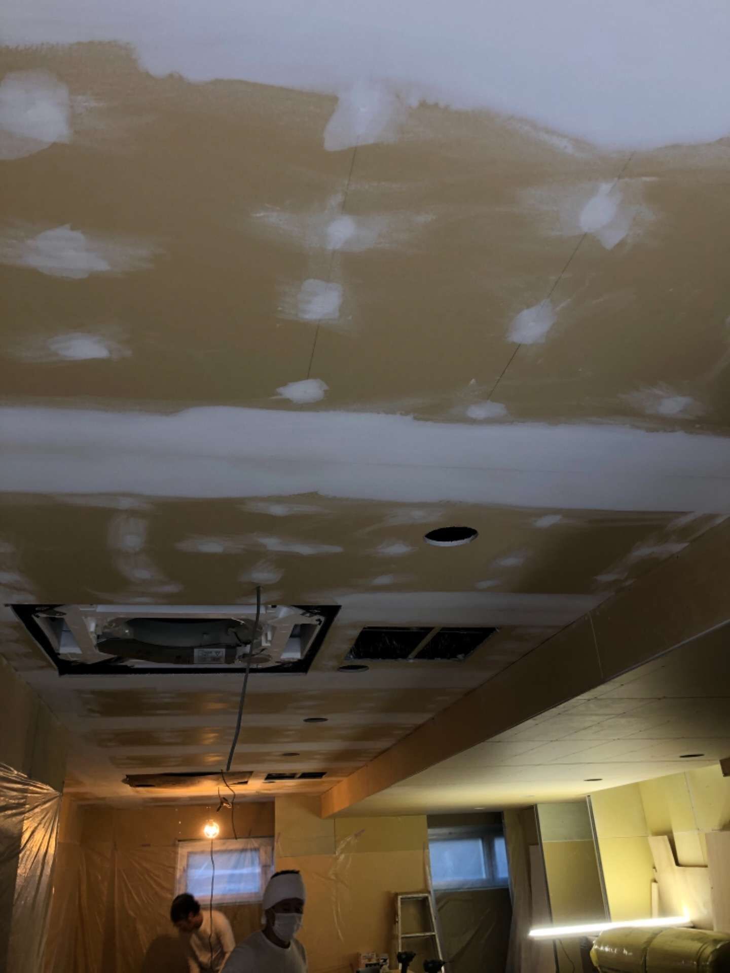 杉並区を拠点とした株式会社マルティー、居酒屋新店舗の天井塗装