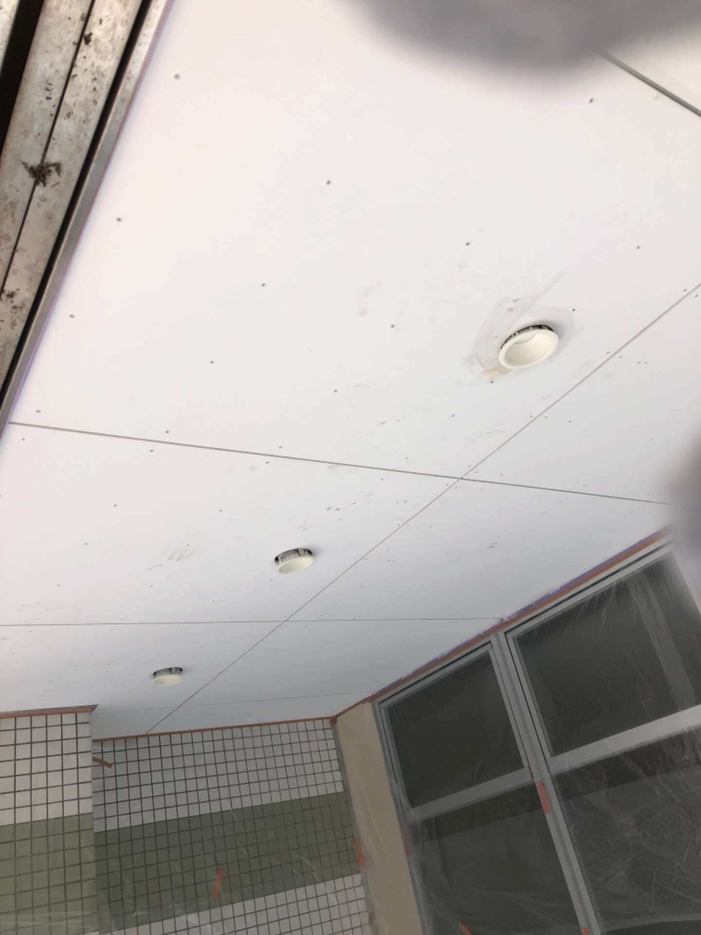 杉並区を拠点とした株式会社マルティー、外気にさらされる場所の天井塗装